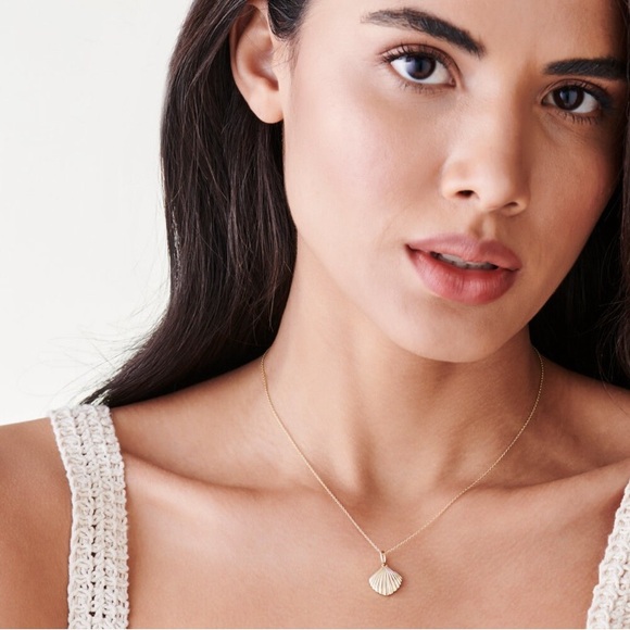 14k solid gold seashell pendant - Picture 6 of 6